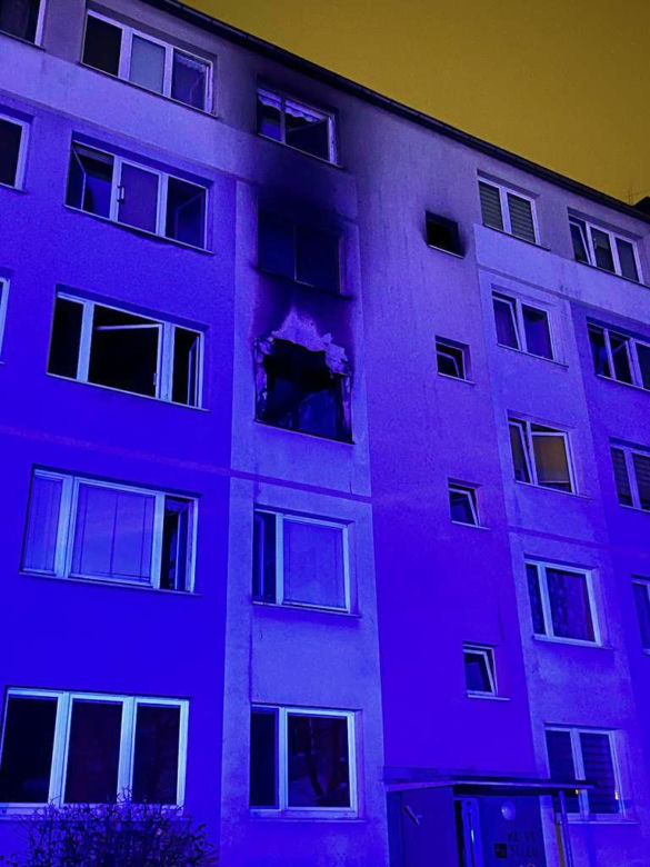 Pożar w bloku w Stalowej Woli. Mężczyzna wyskoczył na balkon niżej 