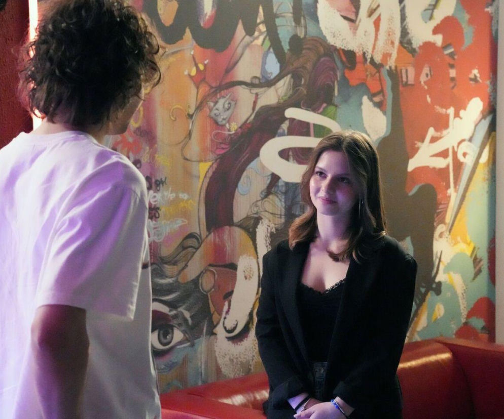 Ewa (Gabriela Ziembicka) z uśmiechem spogląda na Romea (Jacek Tyszkiewicz) w pomieszczeniu ze ścianą pokrytą graffiti, podczas jej 18. urodzin. Osiemnastka Ewy w Barwach szczęścia zostanie zakłócona przez byłego chłopaka Aleksa, a o wydarzeniach przeczytasz na portalu Super Seriale.