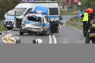 Gietrzwałd. Radiowóz ROZJECHAŁ motocyklistów! Jedna osoba nie żyje