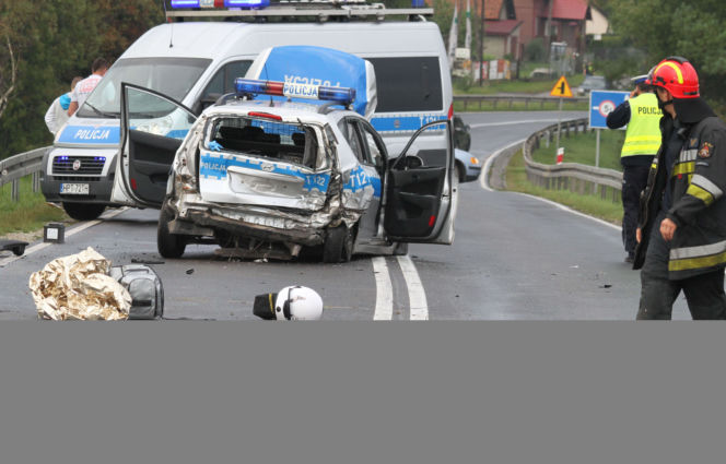Gietrzwałd. Radiowóz ROZJECHAŁ motocyklistów! Jedna osoba nie żyje