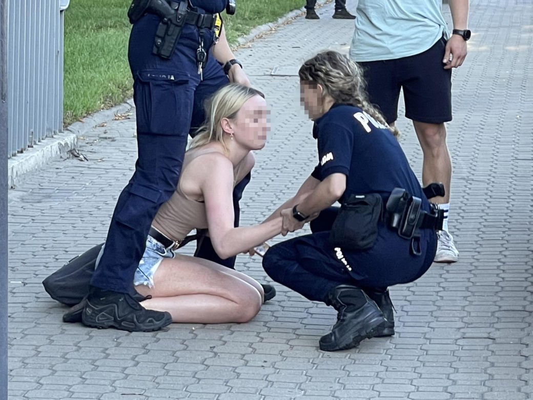Policjantka spryskała policjanta gazem pieprzowym. Nieudolna interwencja w Śródmieściu