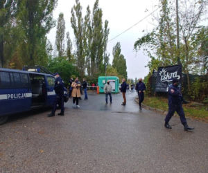 Policja przed stadionem Skry. Siłowe przejęcie 