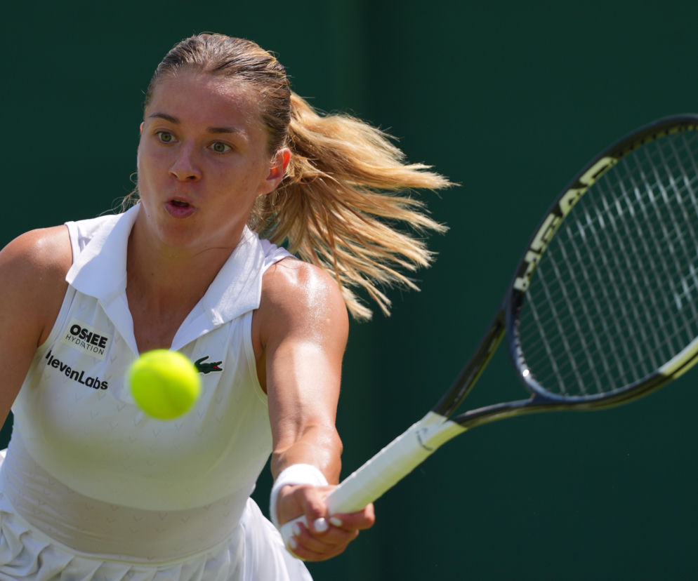 Tenisistka Maja Chwalińska uderza rakietą w piłkę. O jej starcie w turnieju WTA Toronto przeczytasz na SE Supersport.