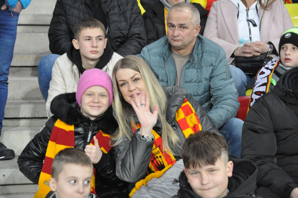 Korona Kielce - Legia Warszawa. Zdjęcia kibiców na Suzuki Arenie