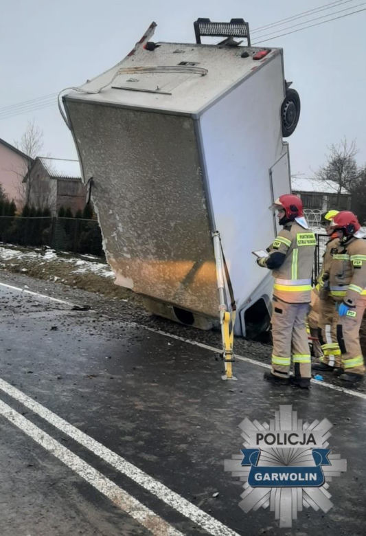 Bus wjechał do rowu i stanął w pionie