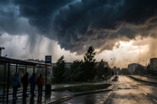 Prognoza pogody na weekend dla Polski. Gdzie uderzą niebezpieczne burze i wichury?