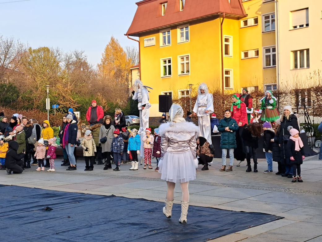 Parada Św. Mikołaja w Rzeszowie. Tłumy dzieci na spotkaniu ze Świętym na Rynku