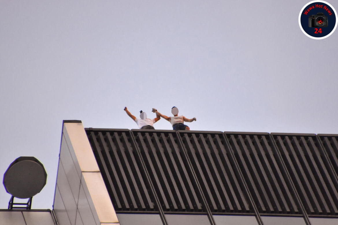 Dwóch mężczyzn weszło na hotel Marriott w Warszawie. Zrobili to bez zabezpieczeń