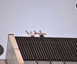 Dwóch mężczyzn weszło na hotel Marriott w Warszawie. Zrobili to bez zabezpieczeń