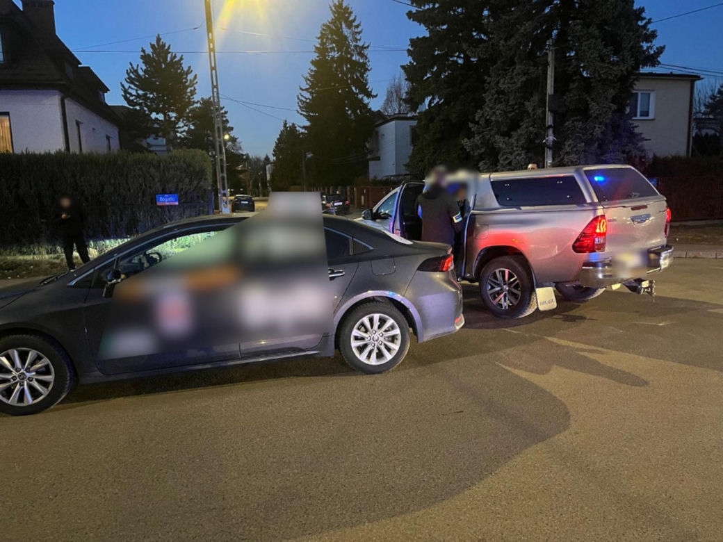 Zakazy, alkohol, poszukiwani. Kto tak naprawdę wozi nas po Warszawie?