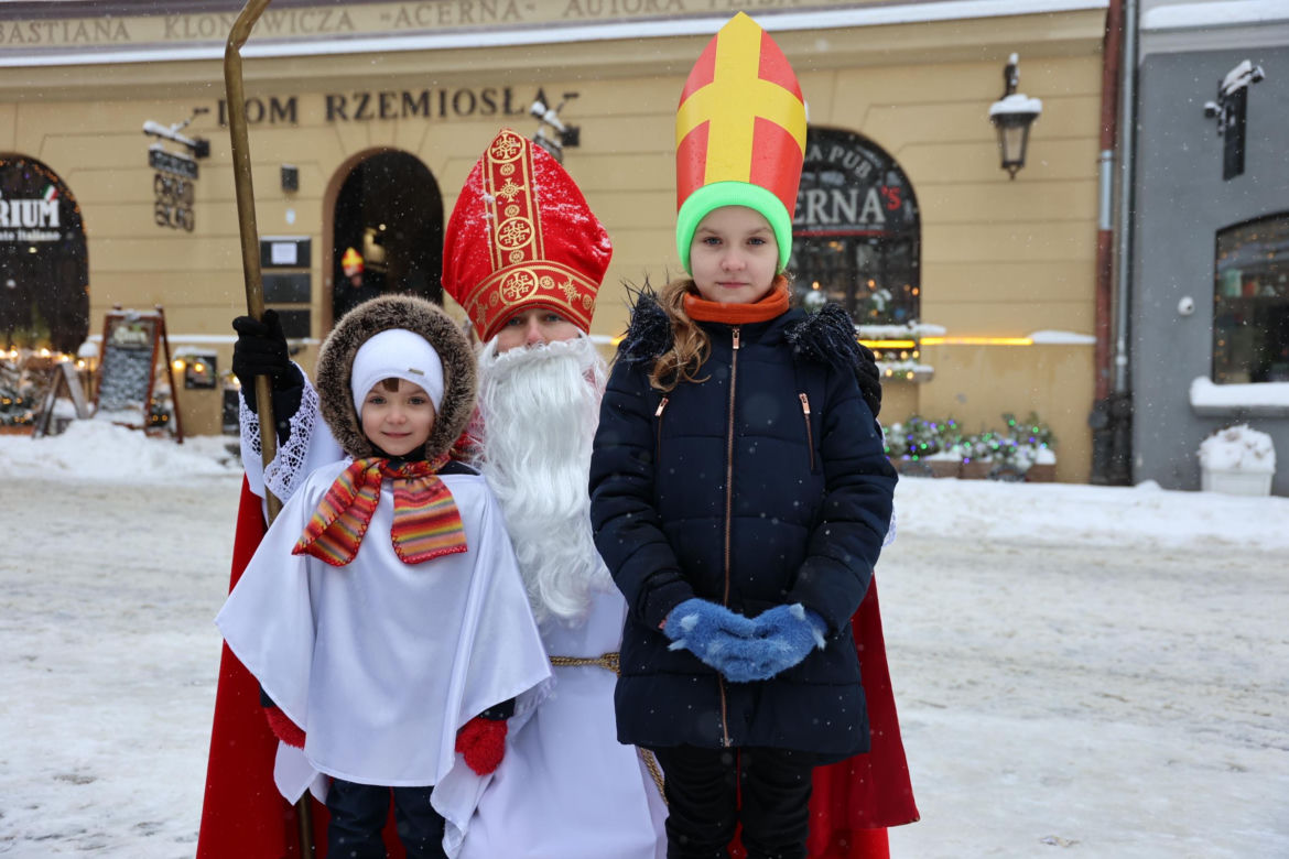 Orszak Świętego Mikołaja 2023 przeszedł przez Lublin. Było śnieżnie i radośnie! 
