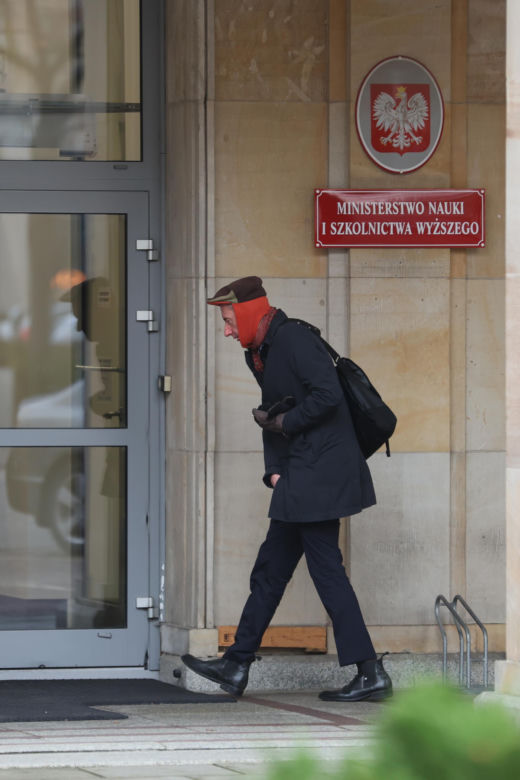 Maciej Gdula na rowerze. Chroni uszy przed chłodem