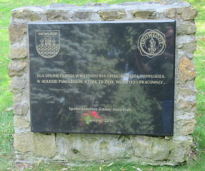 To najmniejsze miasto w województwie łódzkim. Powstało w średniowieczu, a jeszcze niedawno było wsią