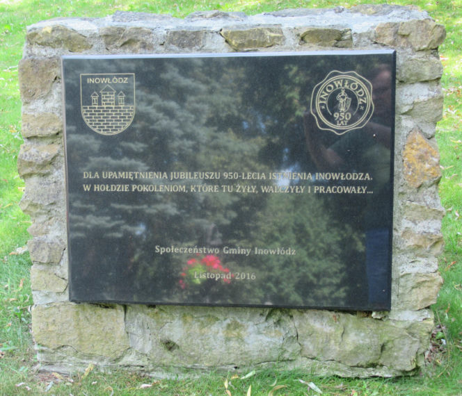 To najmniejsze miasto w województwie łódzkim. Powstało w średniowieczu, a jeszcze niedawno było wsią