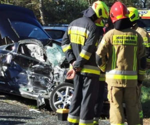 Miedźno: Nissan uderzył w autobus z dziećmi. Kierowca uciekał przed policją [ZDJĘCIA]