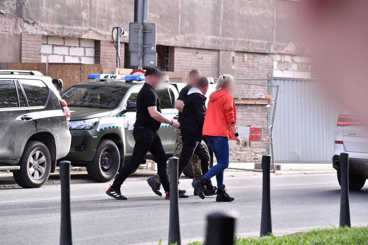 Ciała były zakopane na podwórku. Co się stało w kamienicy w Warszawie? Czy ciał może być więcej?