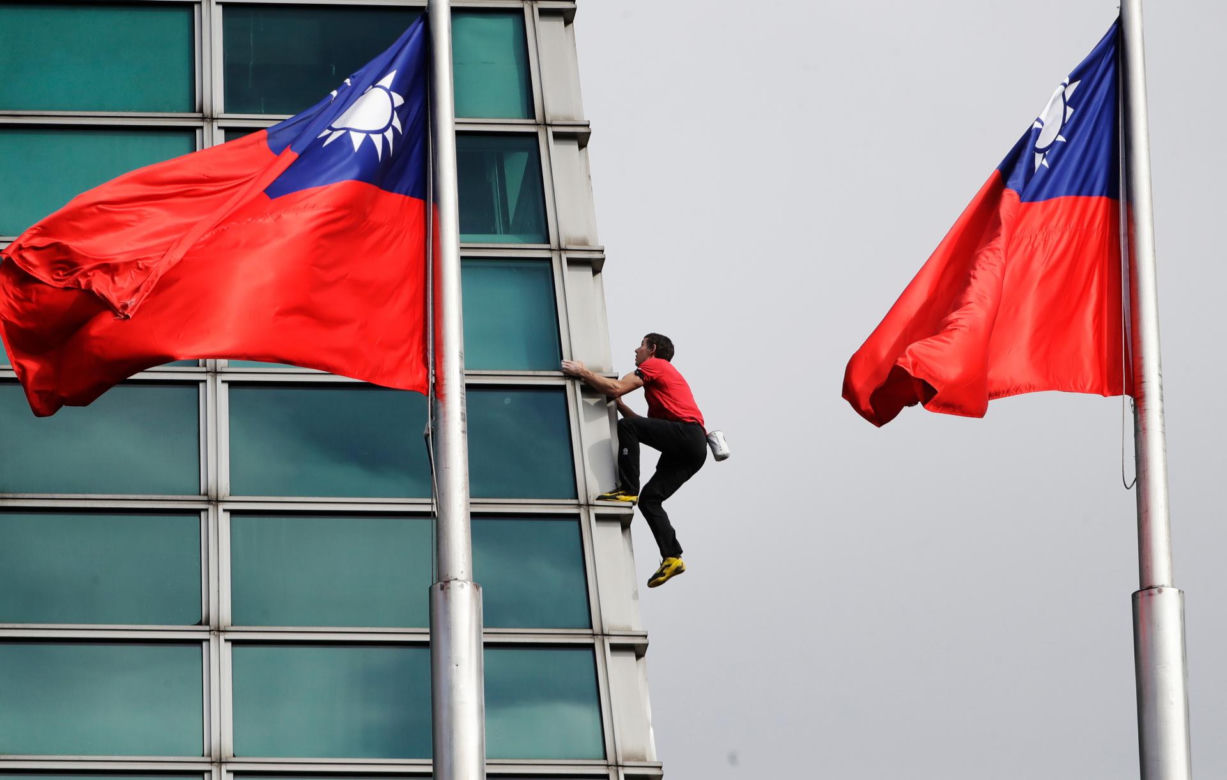 Alex Honnold wspiął się na wieżowiec Taipei 101
