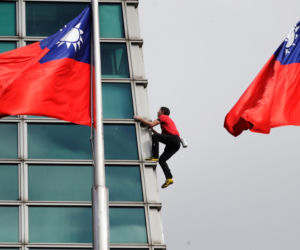 Alex Honnold wspiął się na wieżowiec Taipei 101