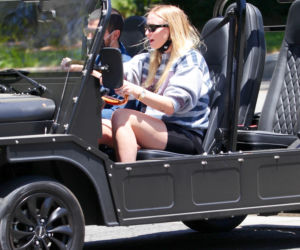 Ciężarna Sophie Turner i Joe Jonasa w elektrycznej terenówce