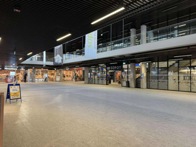 Pracownicy korzystają z prywatnych grzejników, a podróżującym - przyda się sporo cierpliwości