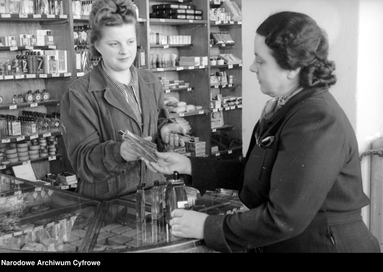 Sklep wielobranżowy Powszechny Dom Towarowy