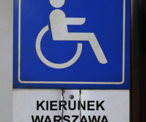 Kuriozum na Ochocie. Niepełnosprawni wykluczeni, PKP rozkłada ręce