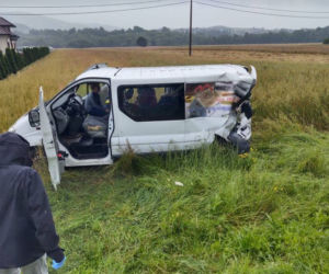 Łososina Dolna. Zderzenie dwóch dostawczaków. Ciężarówka chciała je minąć i skończyła w rowie