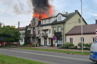 Poważny pożar domu w Ostrowcu Świętokrzyskim. Jedna osoba ranna, trwa akcja strażaków