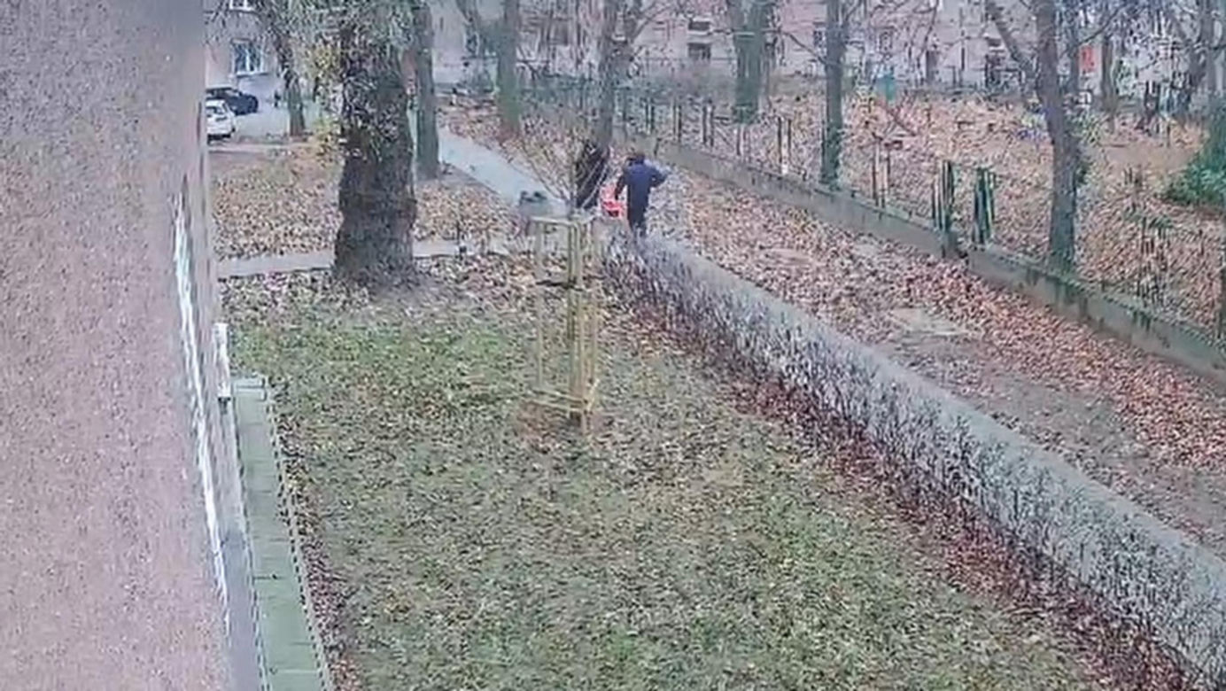 Seria napadów w Warszawie. Złodziej-multirecydywista brutalnie okradał seniorki. Jedną rzucił o chodnik!