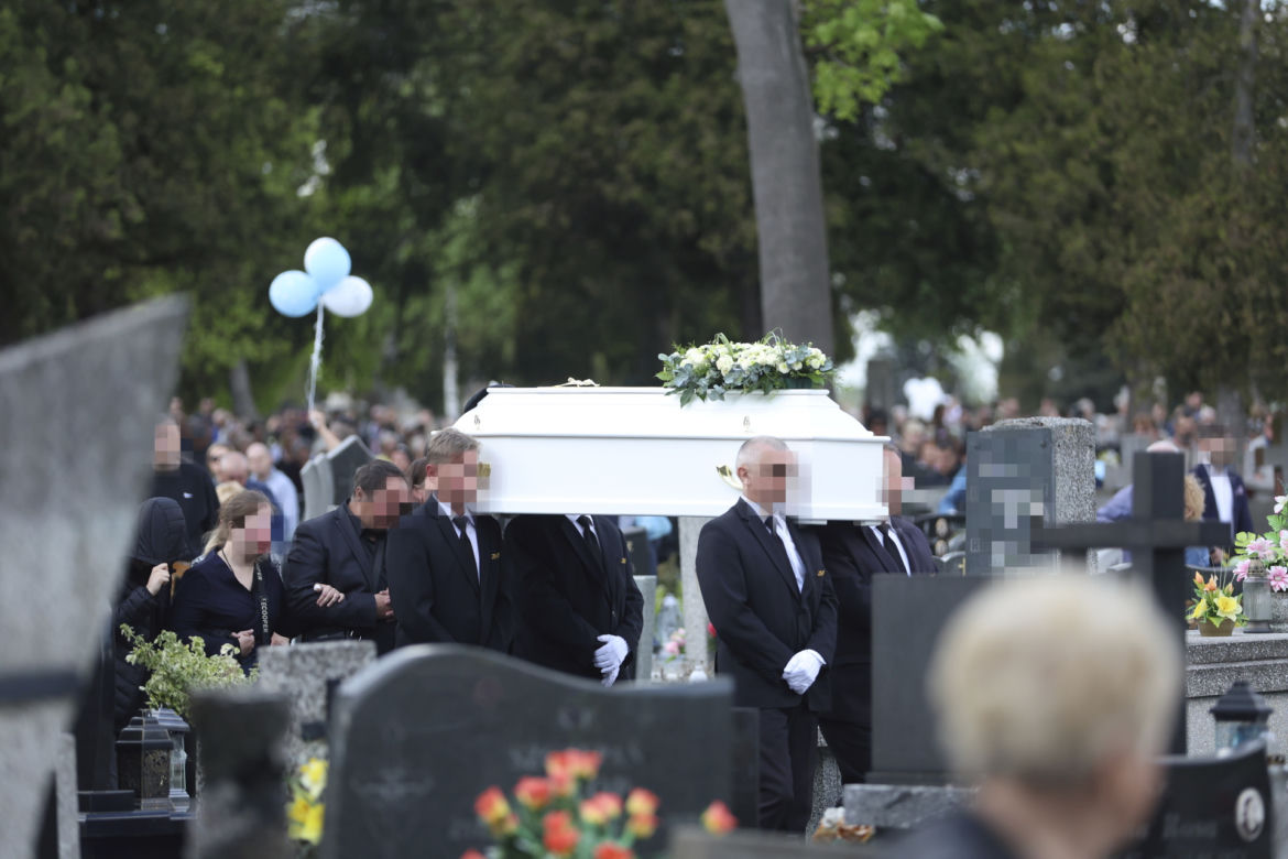 Trumna zjechała w dół, baloniki wzbiły się do nieba. Pogrzeb Kamilka z Częstochowy
