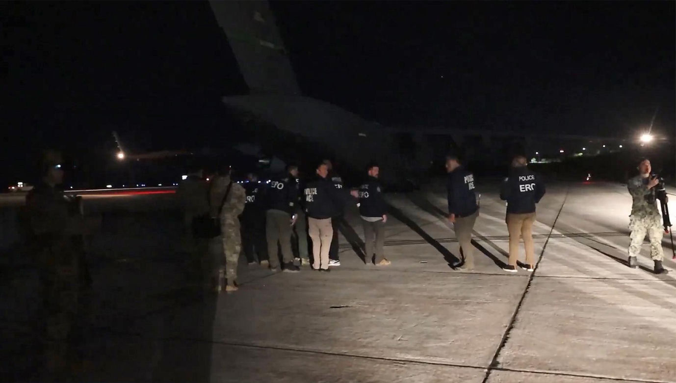  To nie był żart! USA wywiozły pierwszych imigrantów do Guantanamo