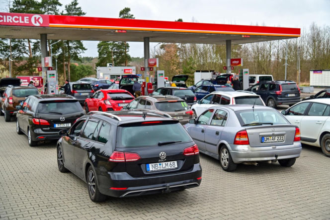 Kolejki niemieckich aut na przygranicznych stacjach paliw