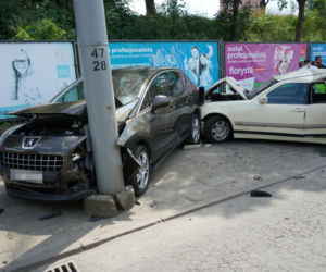 Tramwaj wykoleił się i zmiażdżył zaparkowane samochody