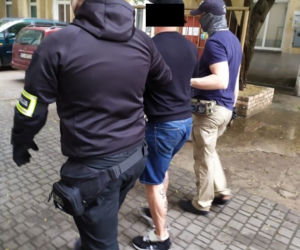 Pseudokibice w rękach policjantów