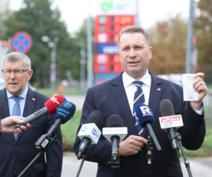 Czarnek chce obniżki cen paliw! Jest ulimatum 