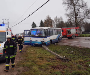 Tołcze. Autobus zderzył się z osobówką. Trzy osoby zabrane do szpitala