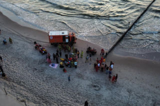 Bałtyk bywa bezlitosny! Na plaży w Dziwnowie topiło się siedem osób, jedna wymagała hospitalizacji