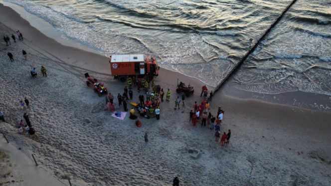 Bałtyk bywa bezlitosny! Na plaży w Dziwnowie topiło się siedem osób, jedna wymagała hospitalizacji