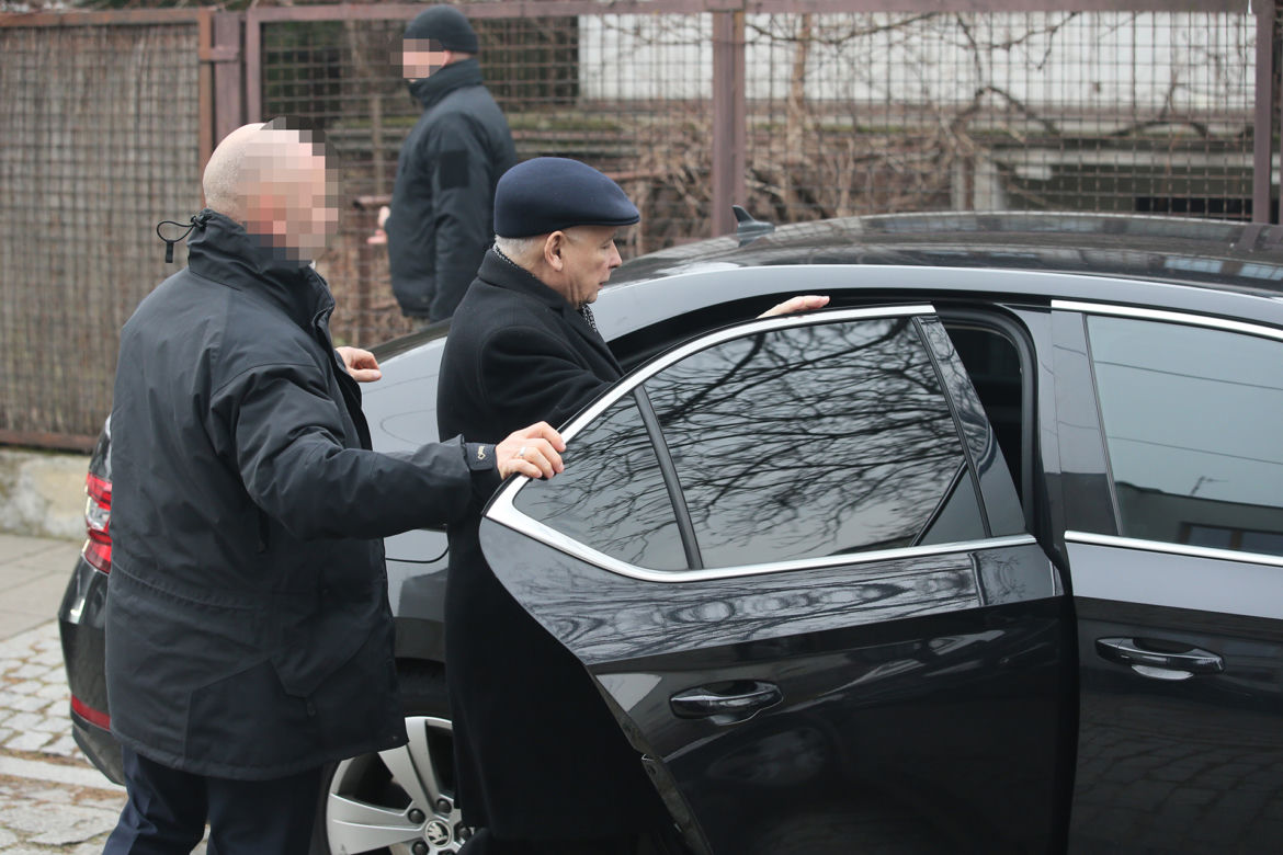 Jarosław Kaczyński jak co niedziela pojechał na mszę do kościoła św. Benona
