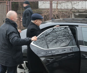 Jarosław Kaczyński jak co niedziela pojechał na mszę do kościoła św. Benona