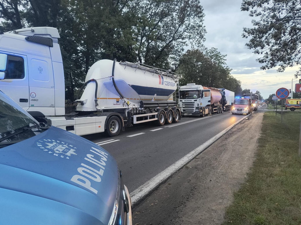 Trzy ciężarówki rozbite pod Płockiem. Kierowca zakleszczony