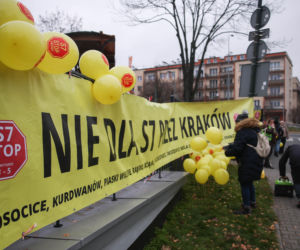 Protest ws. wariantów S7 przed siedzibą oddziału GDDKIA w Krakowie