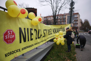Protest ws. wariantów S7 przed siedzibą oddziału GDDKIA w Krakowie