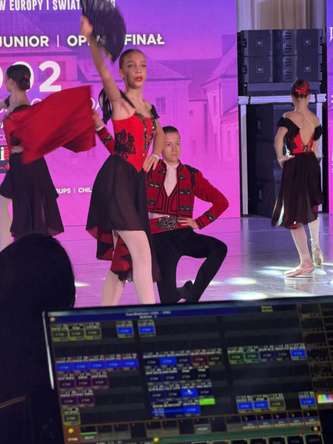 Uczniowie Niepublicznej Szkoły Sztuki Tańca Caro Dance w Siedlcach odnieśli spektakularny sukces, zdobywając łącznie kilkanaście medali podczas pierwszych ogólnopolskich turniejów tanecznych