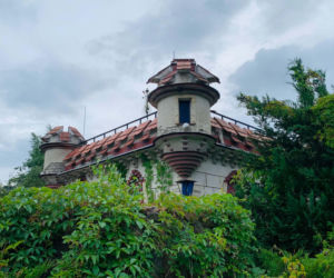 Zamek powstał w latach 90. w Żurczynie koło Bydgoszczy, prawdopodobnie na wzór niemieckiego pałacu Drachenburg