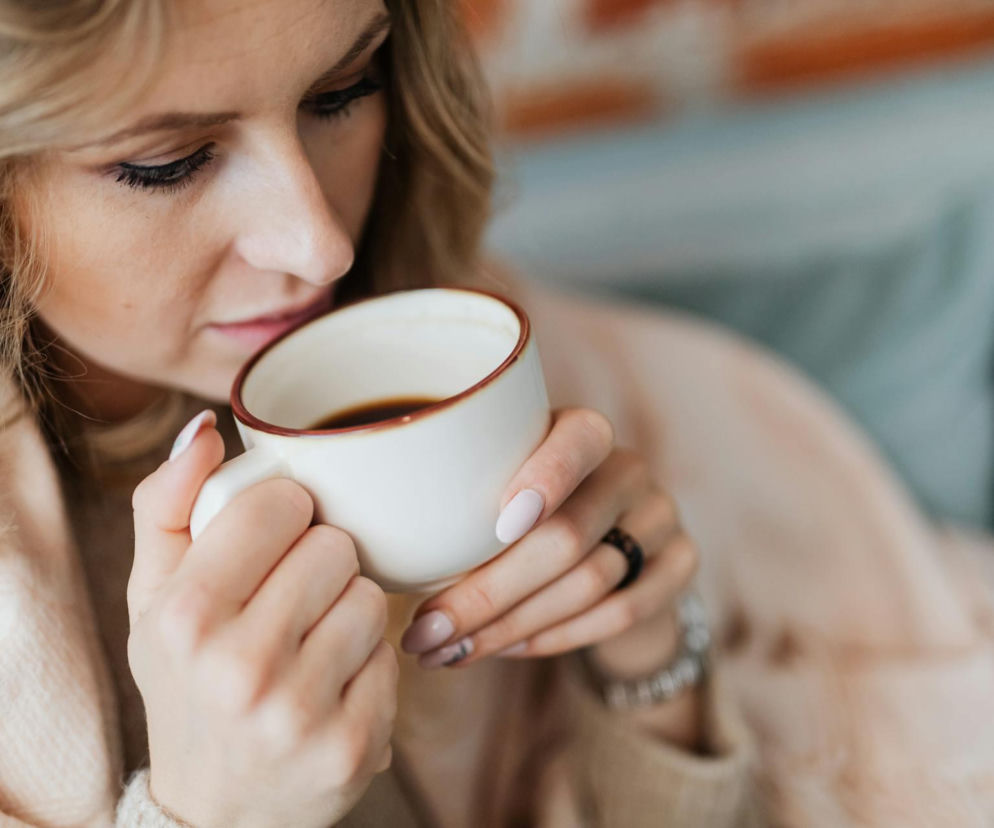Nerwowe poranki to twoja codzienność? Jeden prosty nawyk z kawą może wszystko zmienić