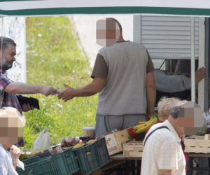 Karol Karski. Kupił flaszkę i odpoczął nad Świdrem