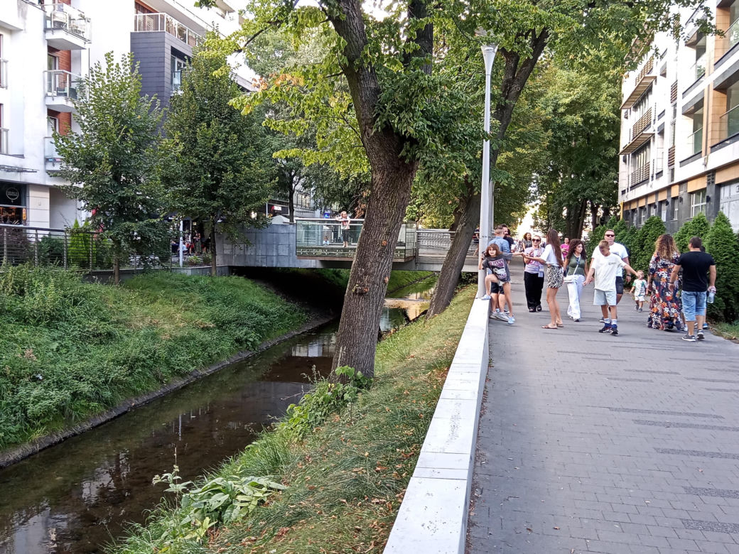 Ostatnia niedziela lata 2023 w Kielcach. Tłumy w centrum miasta