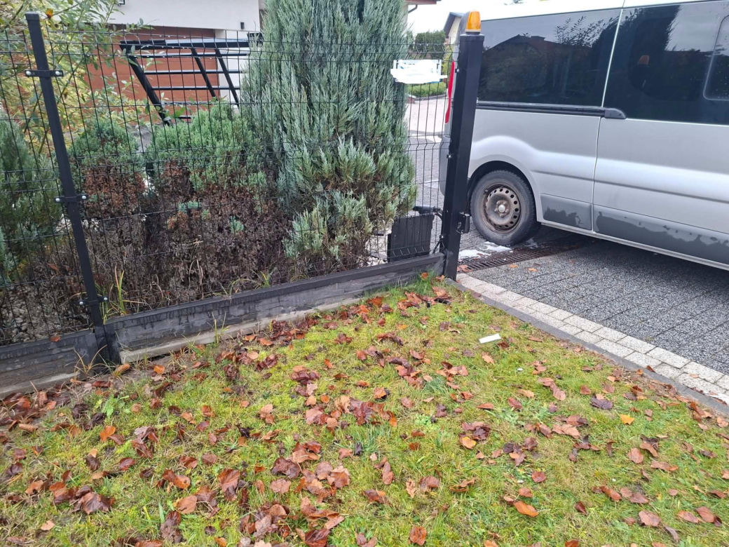 Tajemniczy incydent przy Jana Pawła w Starachowicach. Mężczyzna nabity na bramę wjazdową