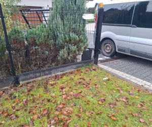 Tajemniczy incydent przy Jana Pawła w Starachowicach. Mężczyzna nabity na bramę wjazdową